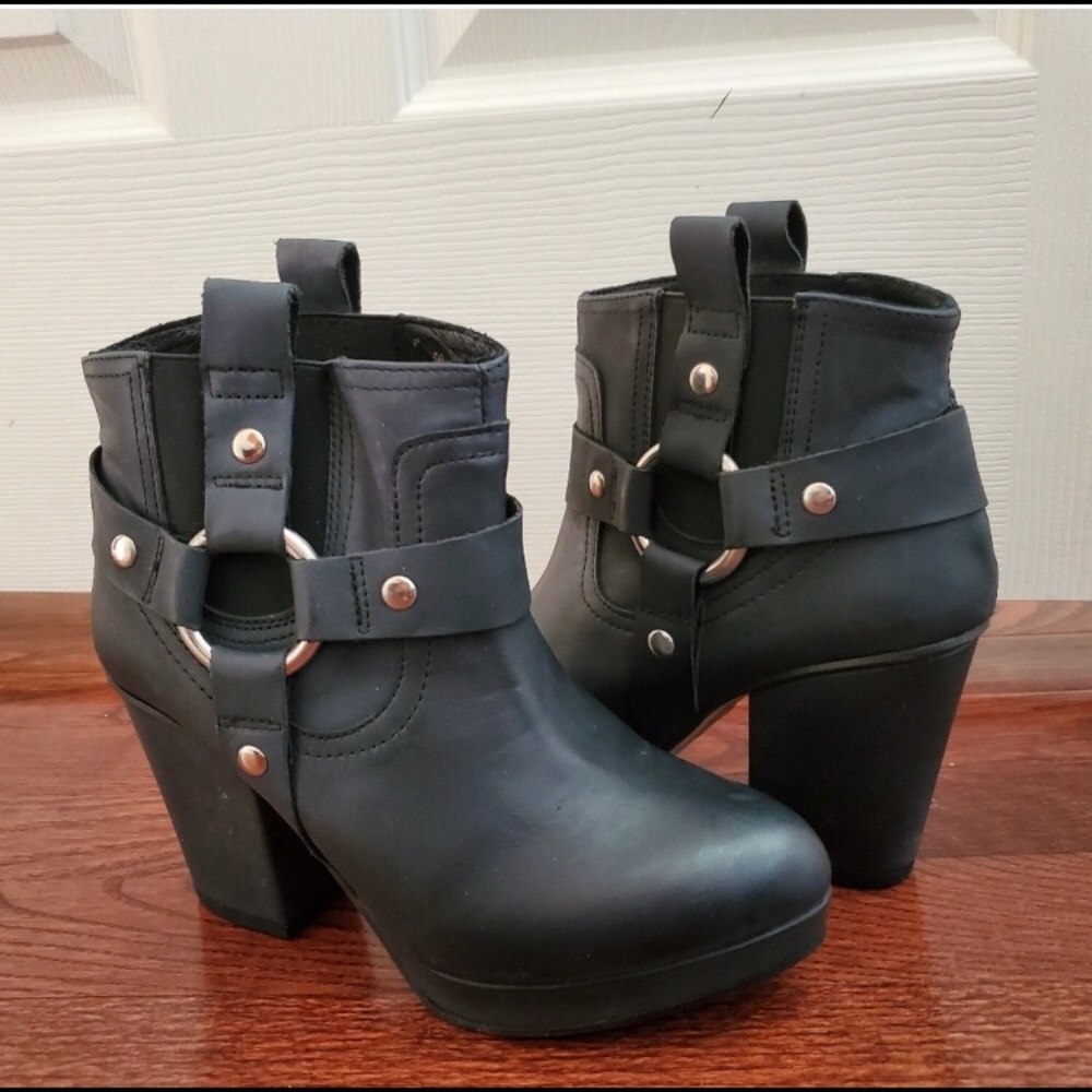 Heeled booties
